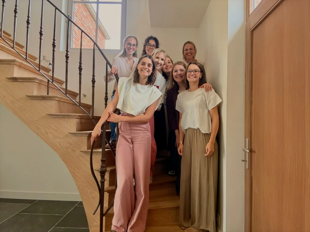 Het team van Praktijk het Centrum op de trap in de praktijk in Oudsbergen